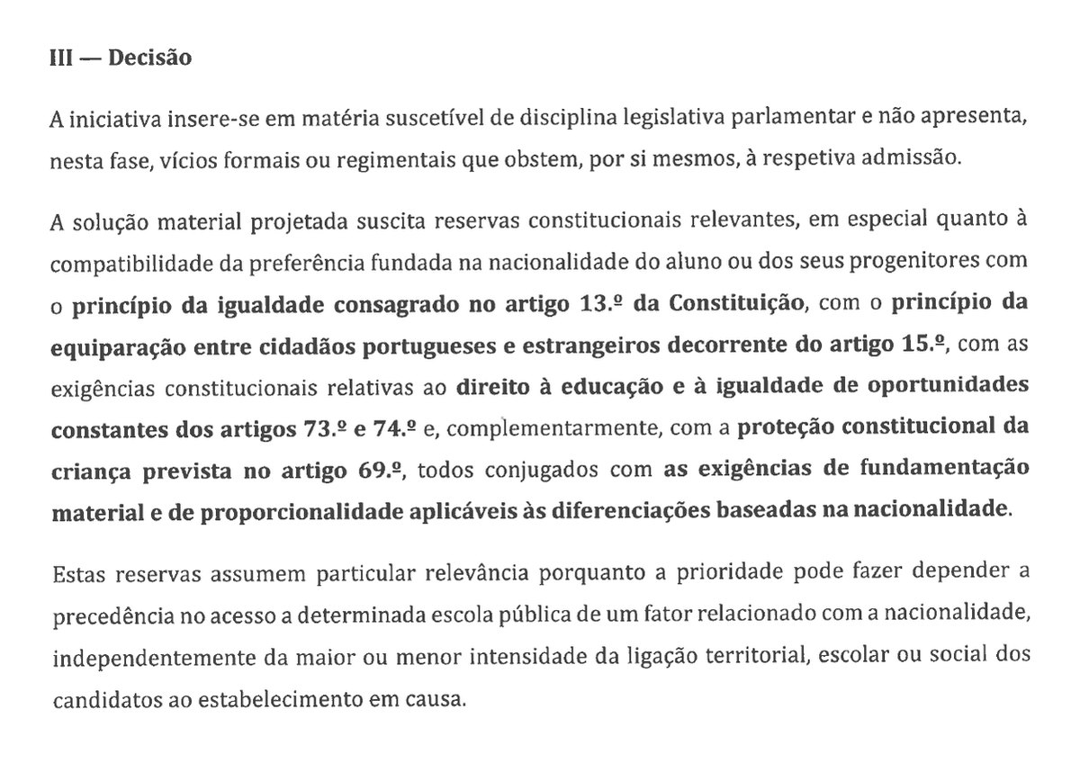 Excerto digitalizado do Despacho n.º 285/XVII, secção «III — Decisão»: «A solução material projetada suscita reservas constitucionais relevantes», quanto ao princípio da igualdade (artigo 13.º), à equiparação entre portugueses e estrangeiros (artigo 15.º), ao direito à educação e à igualdade de oportunidades (artigos 73.º e 74.º) e à proteção da criança (artigo 69.º).