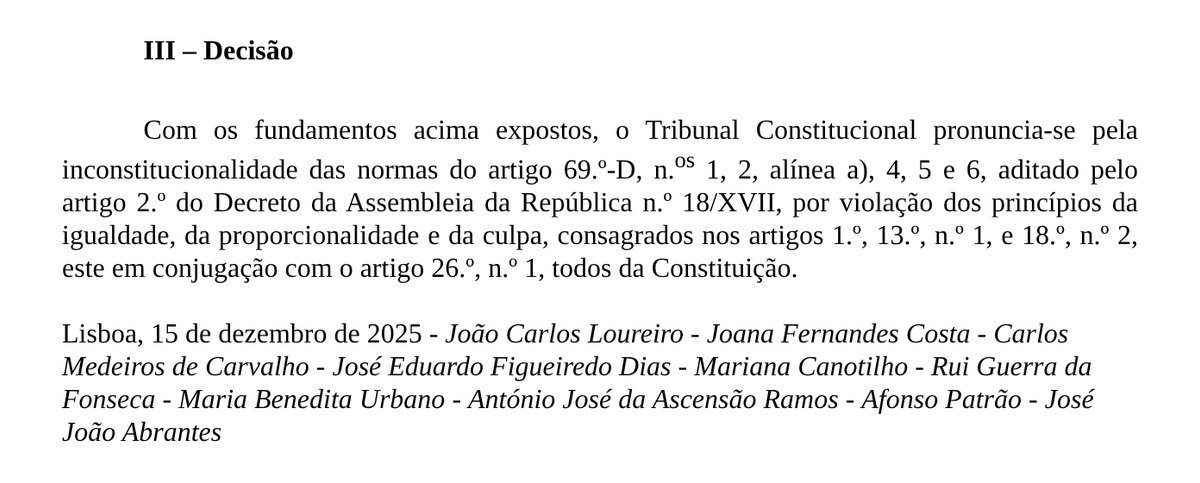 Decisão do Acórdão n.º 1134/2025: o Tribunal Constitucional «pronuncia-se pela inconstitucionalidade das normas do artigo 69.º-D, n.os 1, 2, alínea a), 4, 5 e 6, aditado pelo artigo 2.º do Decreto da Assembleia da República n.º 18/XVII, por violação dos princípios da igualdade, da proporcionalidade e da culpa». Seguem-se a data, 15 de dezembro de 2025, e os nomes dos dez juízes.